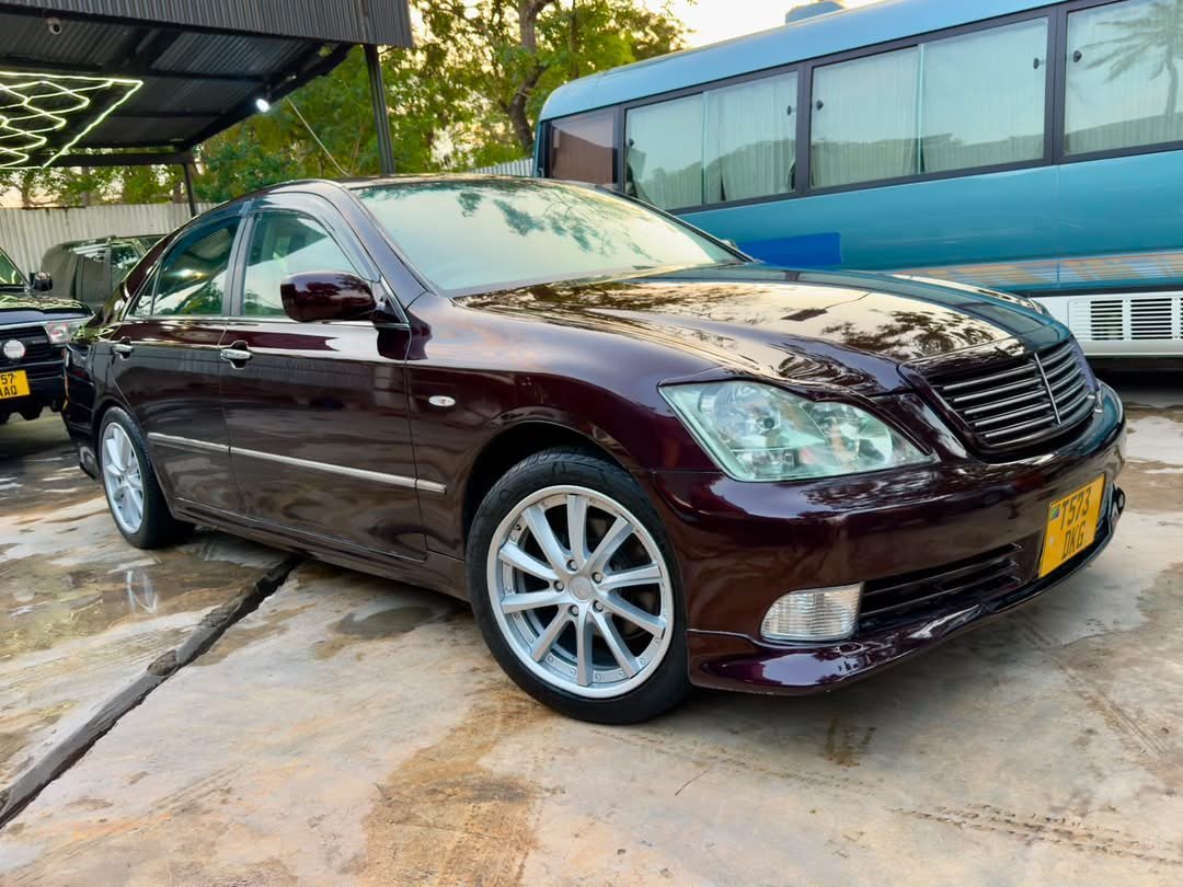toyota-crown-athlete-big-1