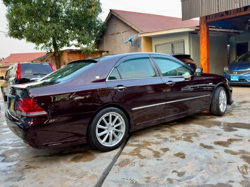 toyota-crown-athlete-small-3