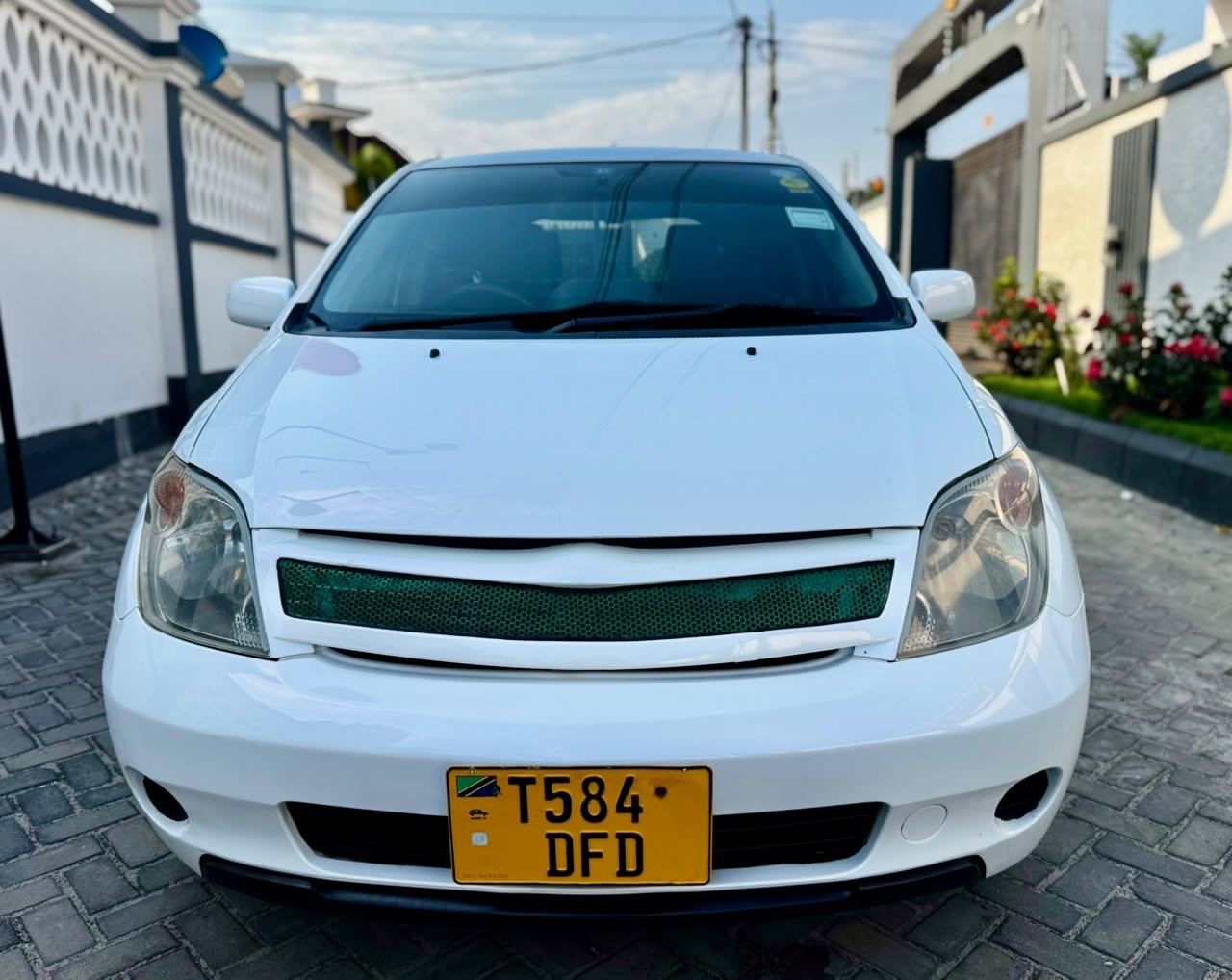 toyota-ist-big-0