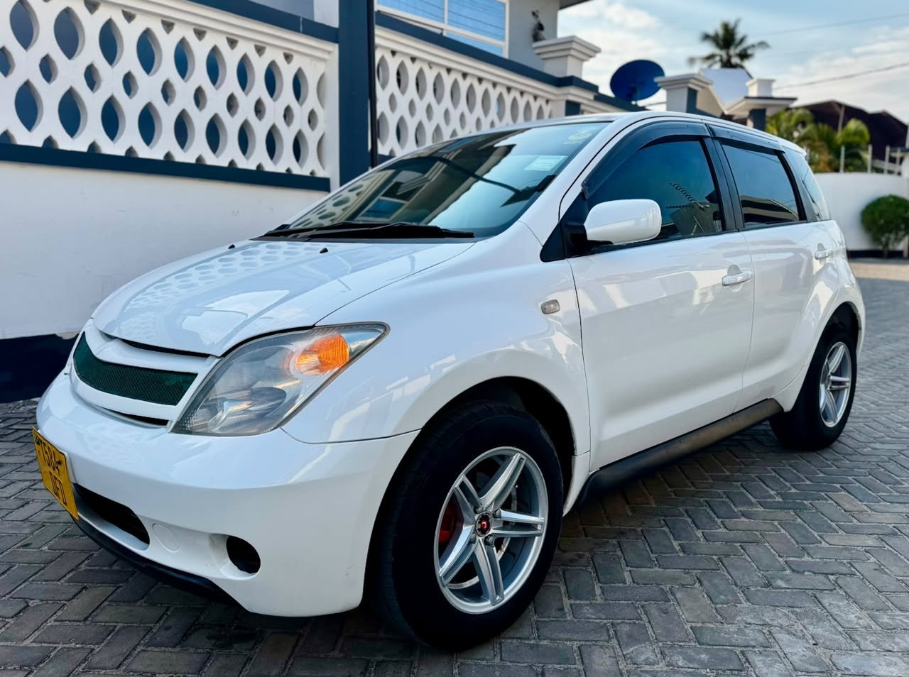 toyota-ist-big-3