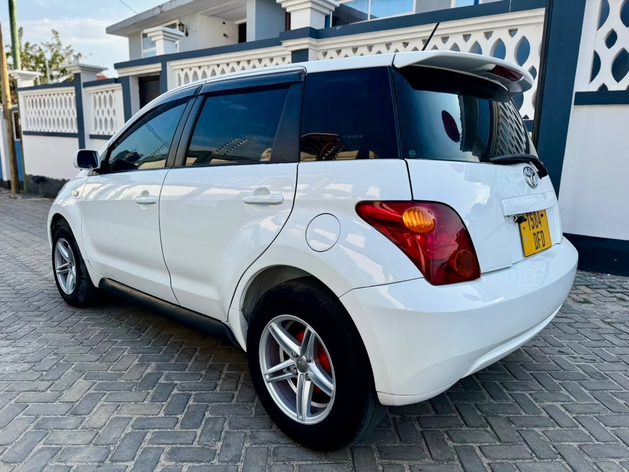 toyota-ist-big-2