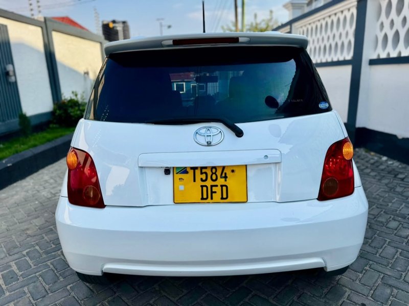 toyota-ist-small-1
