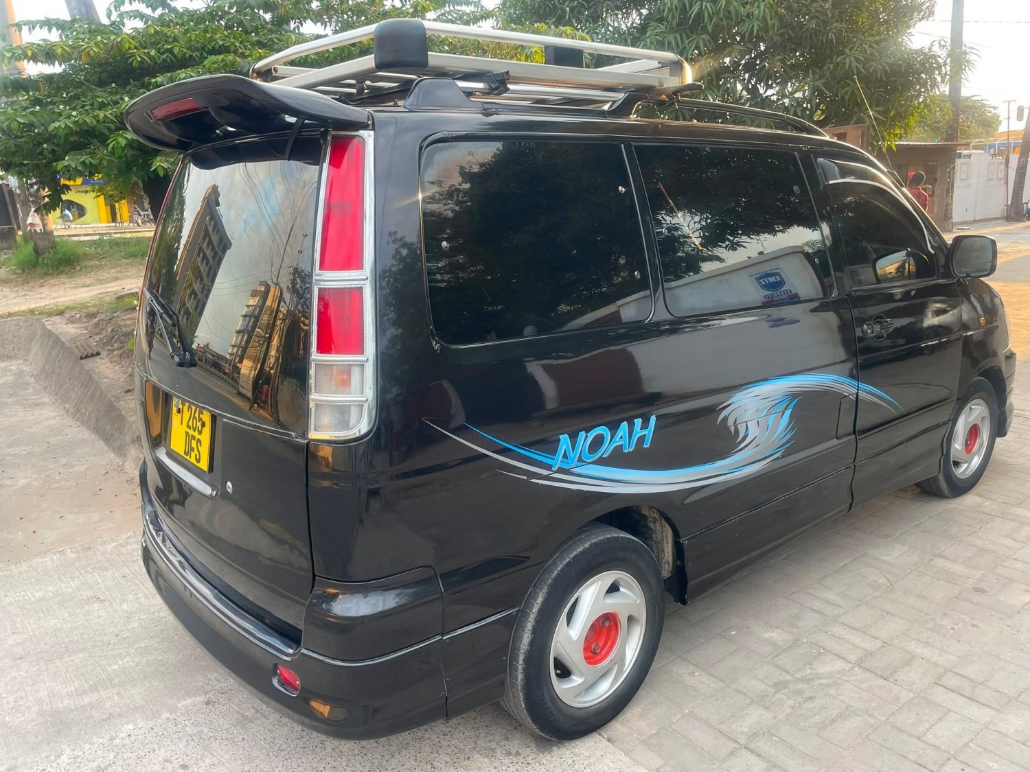 toyota-noah-sr40-inauzwa-big-1