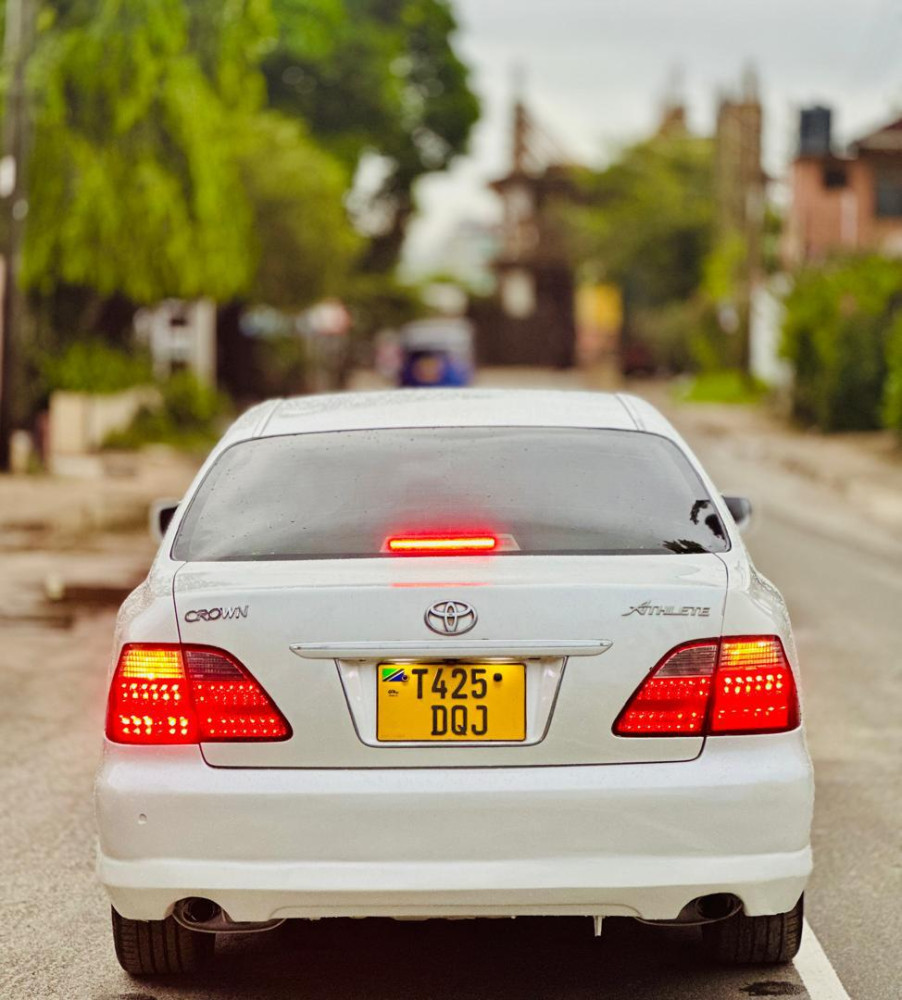 toyota-crown-athlete-big-1