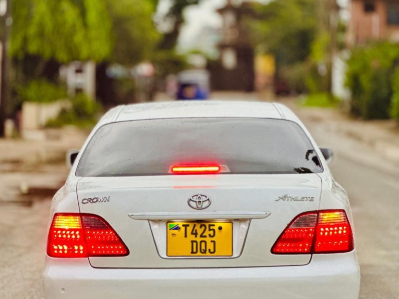 toyota-crown-athlete-small-1