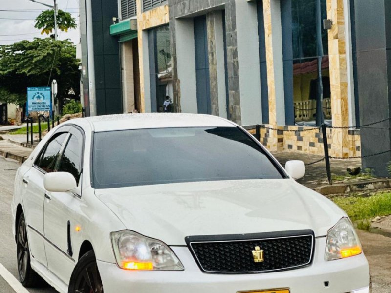toyota-crown-athlete-small-4