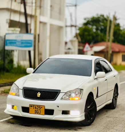 toyota-crown-athlete-big-2