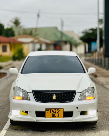 toyota-crown-athlete-big-0