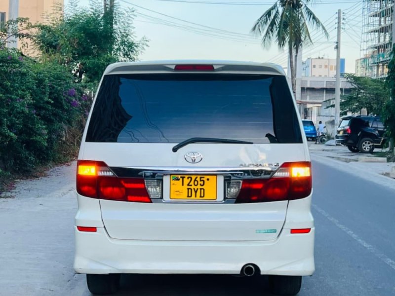 toyota-alphard-small-2