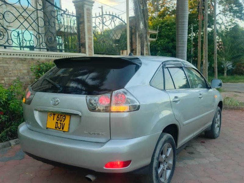 toyota-harrier-new-model-small-4