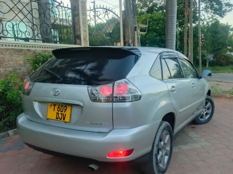 toyota-harrier-new-model-small-1