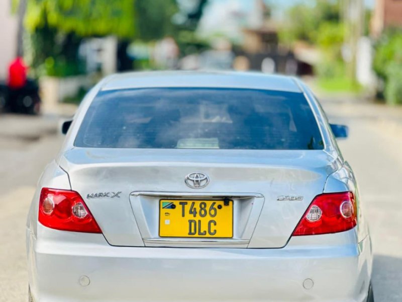toyota-mark-x-small-4
