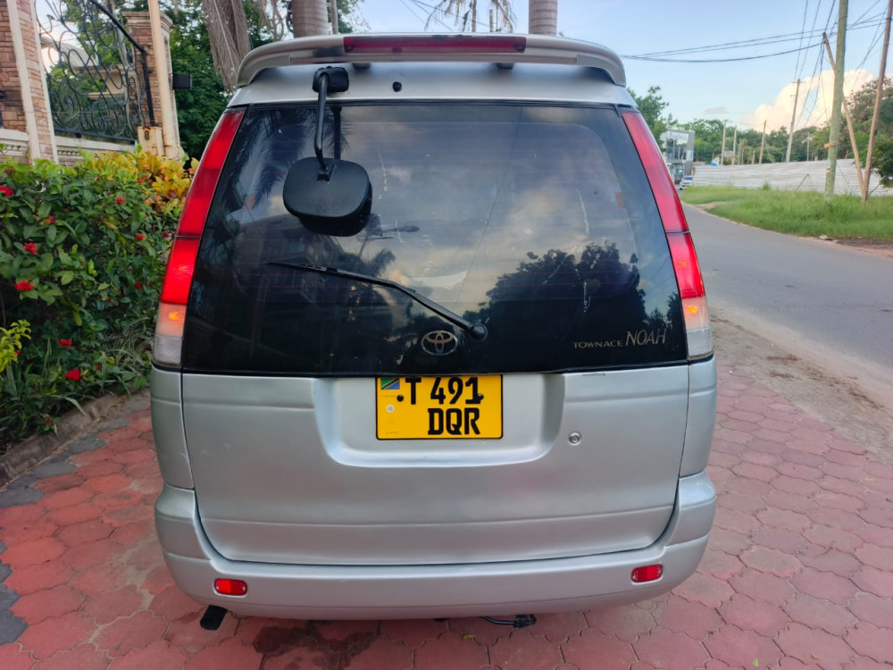 toyota-noah-sr40-big-1