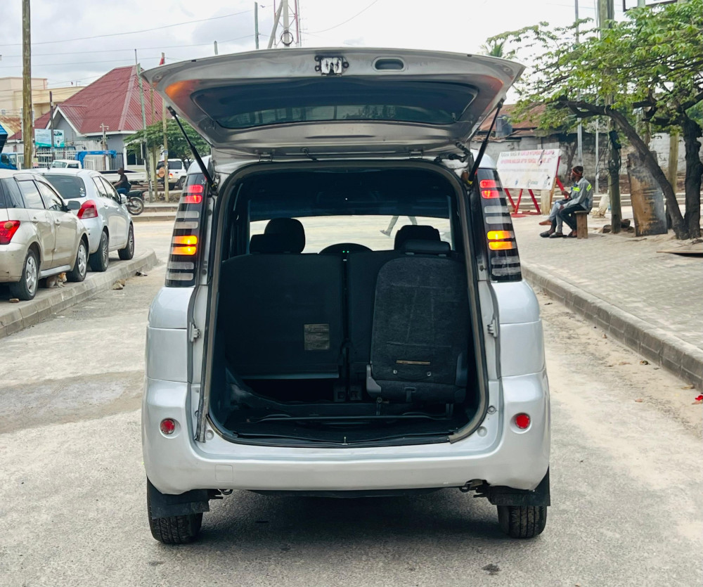 toyota-sienta-big-4