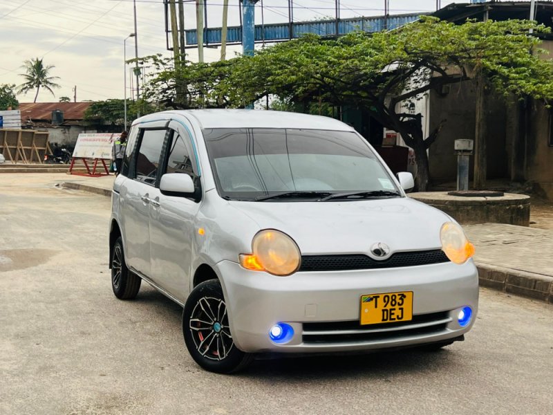 toyota-sienta-small-1