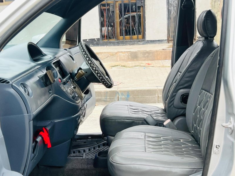toyota-sienta-small-3
