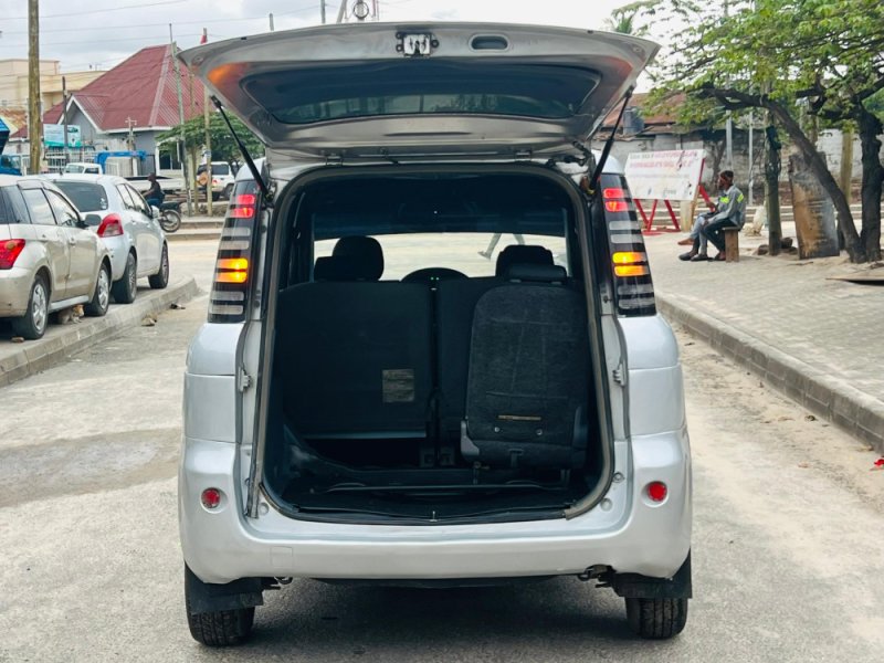 toyota-sienta-small-4