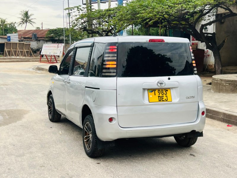 toyota-sienta-small-2