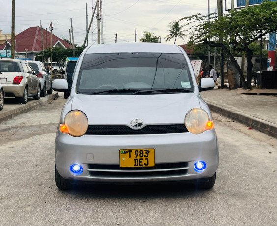 toyota-sienta-big-0