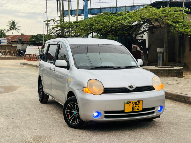 toyota-sienta-big-1