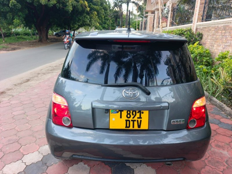 toyota-ist-small-4