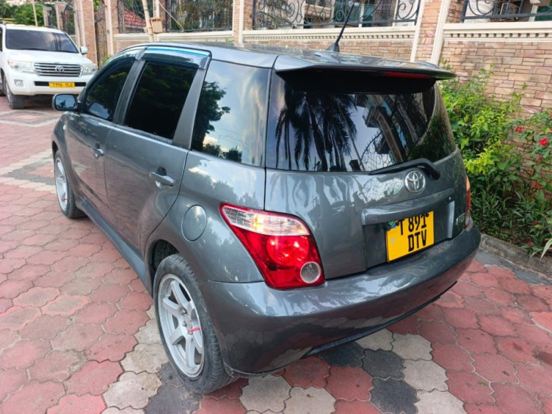 toyota-ist-small-1