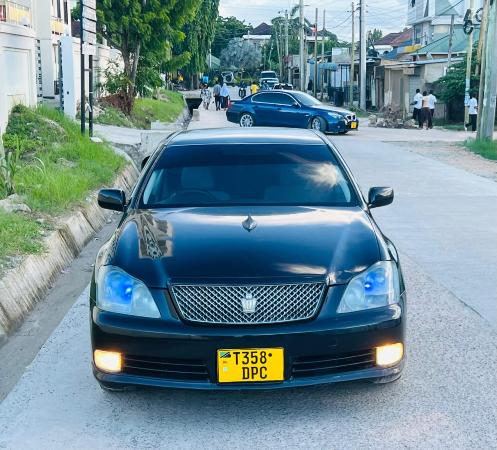 toyota-crown-athlete