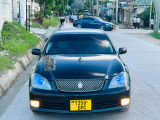 toyota-crown-athlete