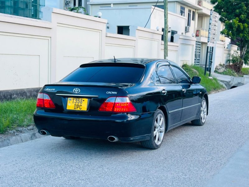 toyota-crown-athlete-small-1