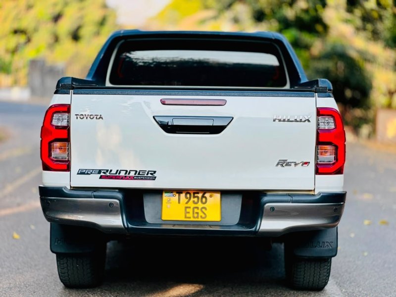 toyota-hilux-120000000-small-1
