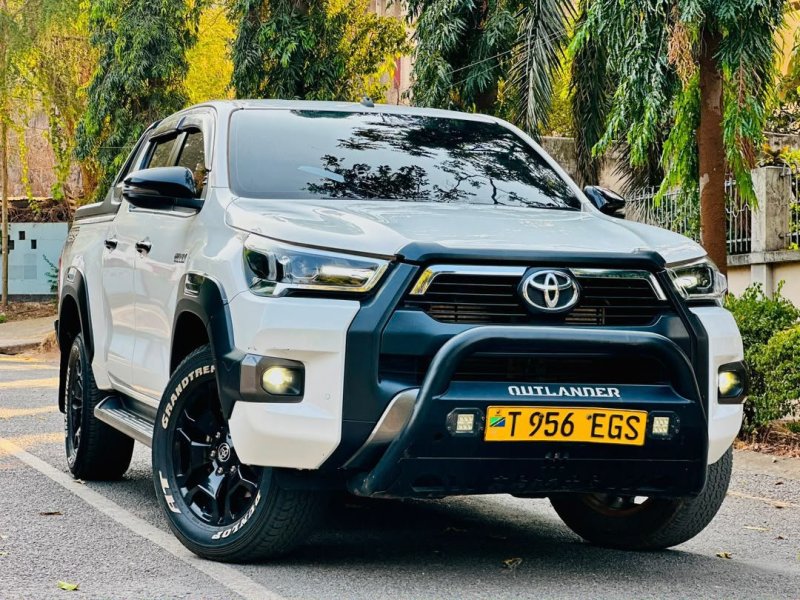 toyota-hilux-120000000-small-4