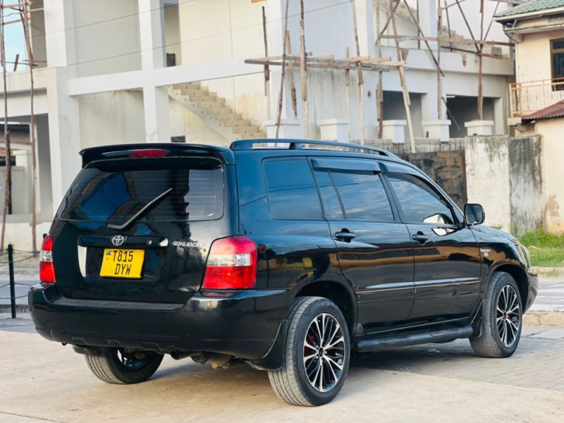 toyota-kluger-small-3